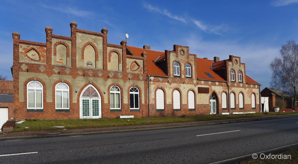 Urbaner Verfall in Brietz (Salzwedel). Die Gastwirtschaft mit Saalbetrieb von Otto Bierstedt aus dem Jahre 1903 an der Hauptstraße 23 in Brietz ist seit vielen Jahren verwaist und verfällt. 