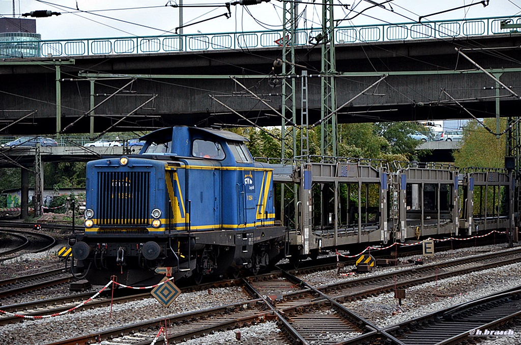 V 1354 der EVB fuhr mit einen leeren autozug durch hh-harburg,datum 24.10.14