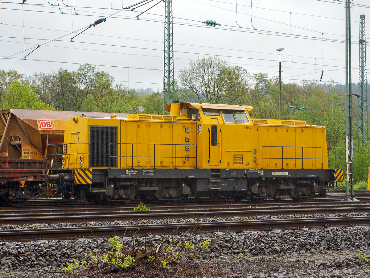 
V 150.04, ex DR 110 966-9, ex DR 710 966 (eine V 100.5 ost) der SGL Schienen-Güter-Logistik GmbH abgestellt (im Regen) am 06.05.2012 in Betzdorf/Sieg. 

Die Lok wurde 1983 von LEW 1983 unter der Fabriknummer 17315 gebaut und als DR 110 966-9 in Dienst gestellt,  1992 Umzeichnung in 710 966-3  und  1996 die Ausmusterung  bei der DB. 1999 erfolgte ein Umbau gemäß Umbaukonzept BR 293 der ABB Daimler Benz Transportation GmbH, 2007 erhilt die Lok die NVR-Nummer   92 80 1293 510-4 D-EPOOL  .
