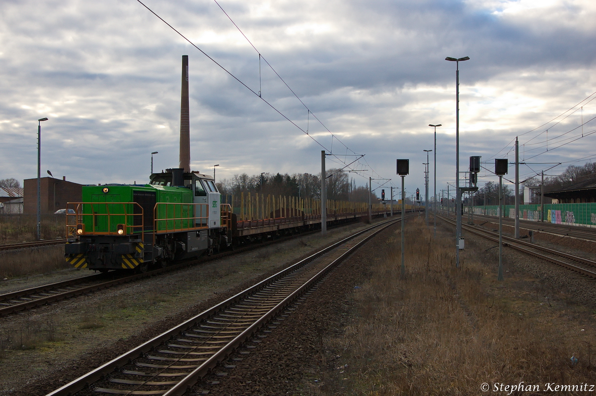 V 1700.01 (277 101-2) SETG - Salzburger Eisenbahn TransportLogistik GmbH mit einem leeren Holzzug in Rathenow und fuhr nach einem kurzem Halt weiter in Richtung Wustermark. 17.01.2014