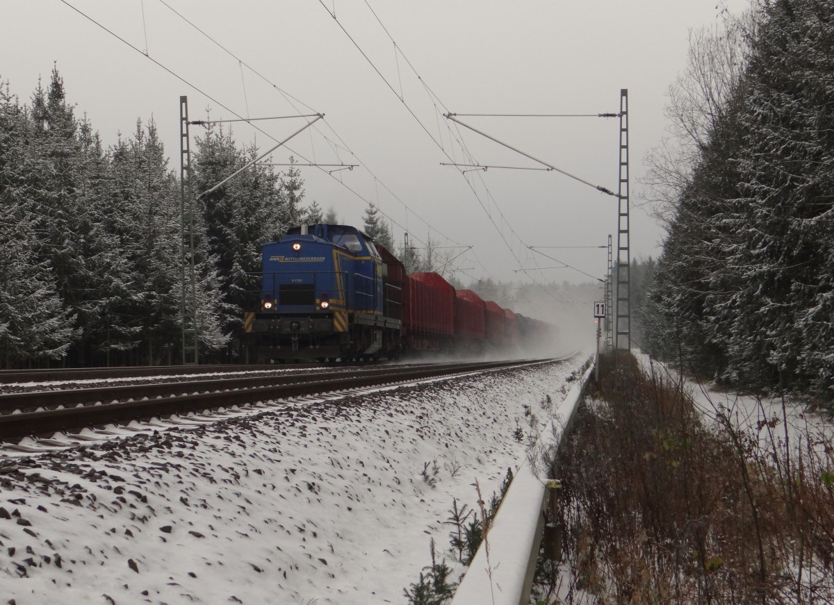 V 1702 (203 103-7) zu sehen mit einem leeren Holzzug in Drochaus/V. im ersten Schnee in diesem Winter am 02.12.14.