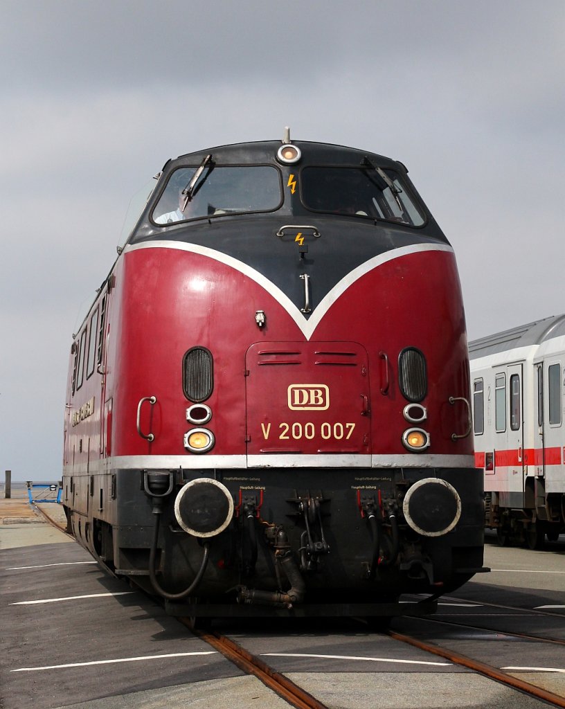 V 200 007 als Portraitaufnahme. Dagebüll-Mole am 04.08.2012