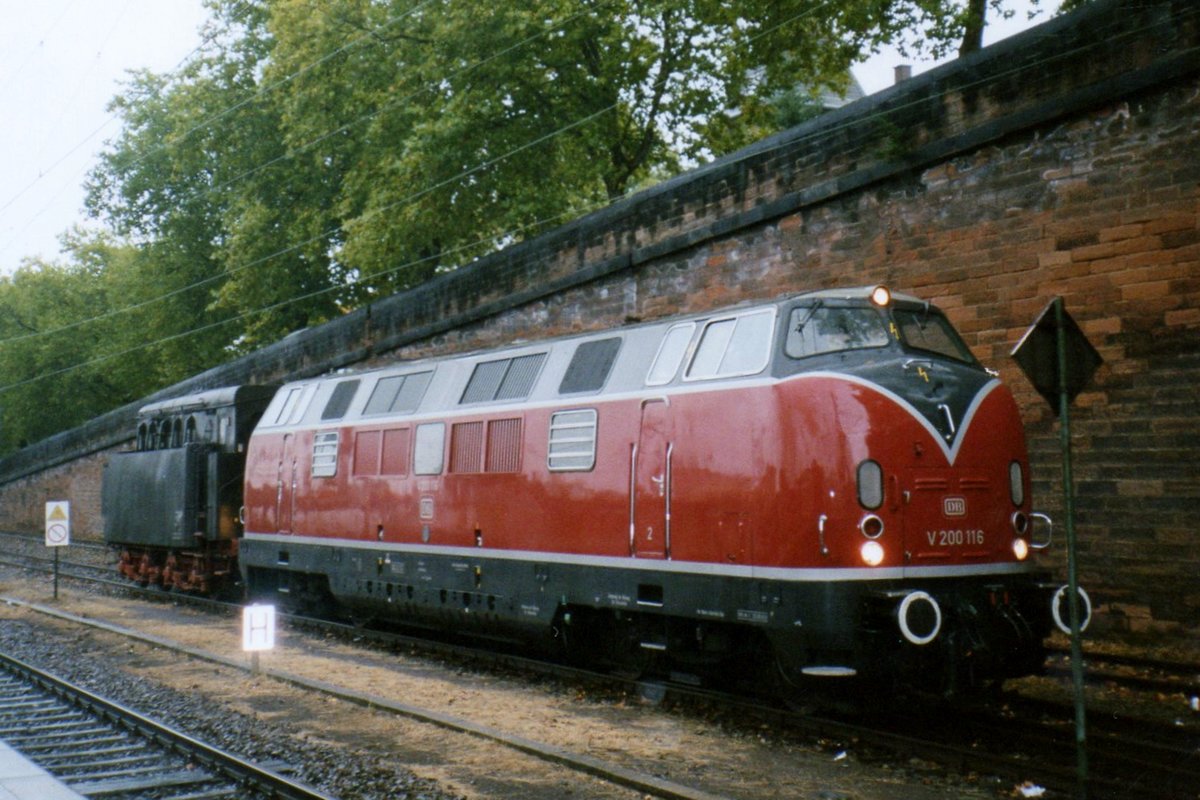 V 200 116 steht mit ein Tender in Neustadt (W) am 29 September 2005. 