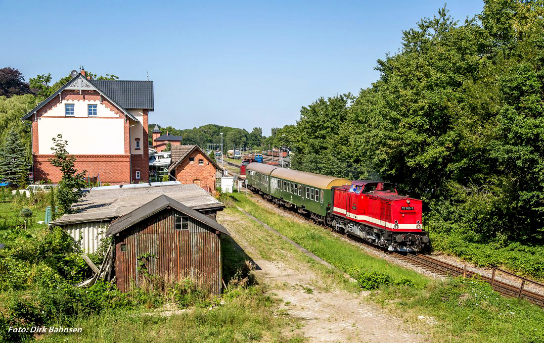 V100-Planeinsatz auf R�gen (3)... Und noch ein weiteres Bild vom Planeinsatz von 112 565-7 und 112 703-4 auf der Strecke Bergen - Lauterbach Mole am Wochenende 22./23.08.2015. Auch die Ausfahrt aus dem Bahnhof Putbus hat sich seit der Er�ffnung des Dreischeinengleises nach Lauterbach Mole im Jahre 1999 kaum ver�ndert. Im Hintergrund wartet die 251 901-5 der R�BB auf ihren n�chsten Einsatz, w�hrend sich das V100- Sandwich  gerade auf den Weg in den kleinen Hafen von Lauterbach macht...Bild des Monats August.2015
