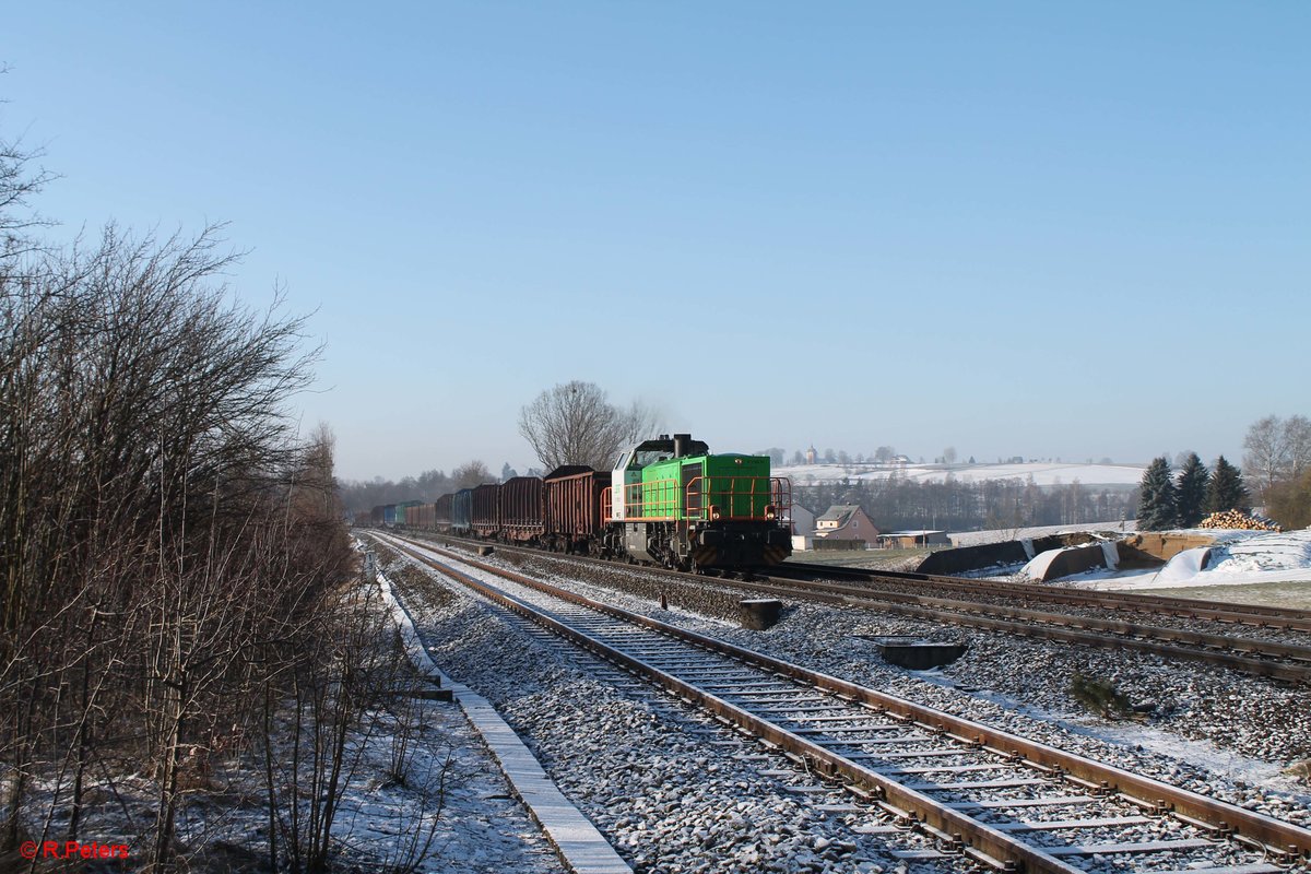 V1700.01 zieht den leeren Holzzug von Wiesau nach Cheb bei Schönfeld. 21.02.18