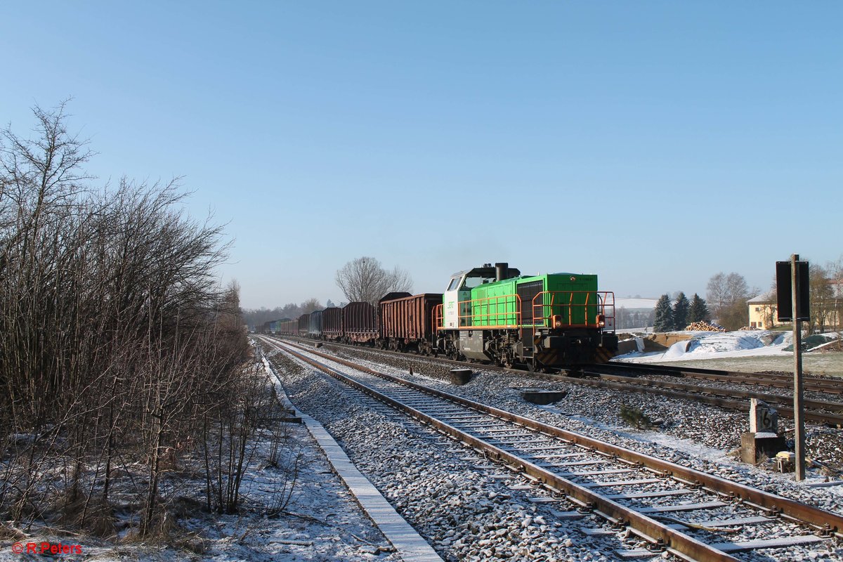 V1700.01 zieht den leeren Holzzug von Wiesau nach Cheb bei Schönfeld. 21.02.18