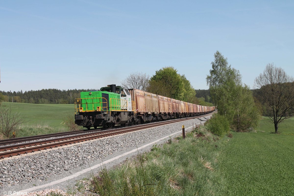 V1700.02 zieht den Hackschnitzelzug nach Wiesau bei Naabdemenreuth. 27.04.18