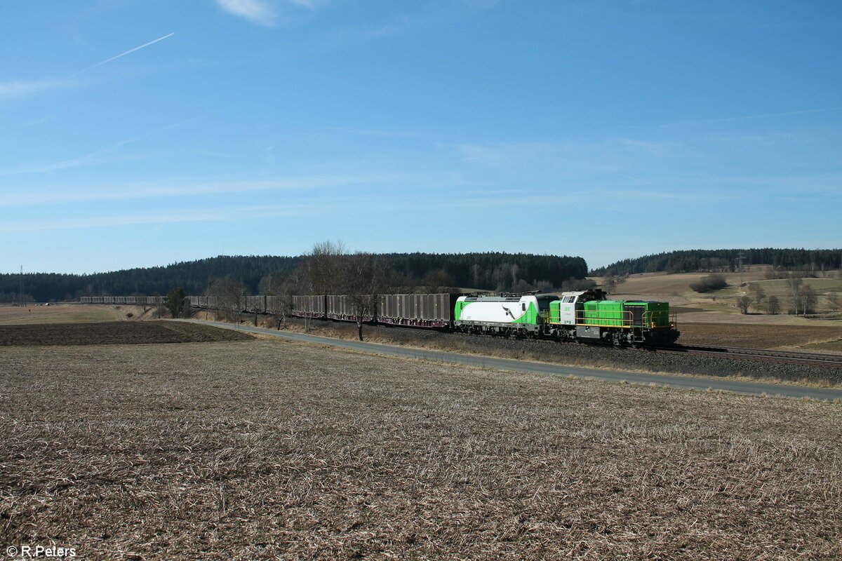 V1700.03 und 193 814  Steinadler  ziehen den Hackschnitzelzug aus Wiesau nach Niedergörne bei Marktleuthen. 12.03.22