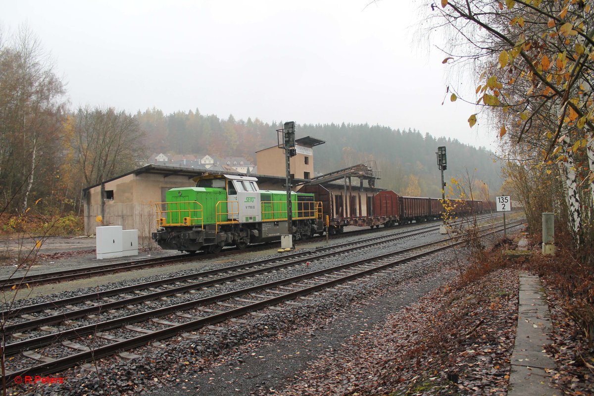 V1700.03 alias 277 004 steht mit einem leeren Holztransportzug in Arzberg abgestellt. 11.11.16