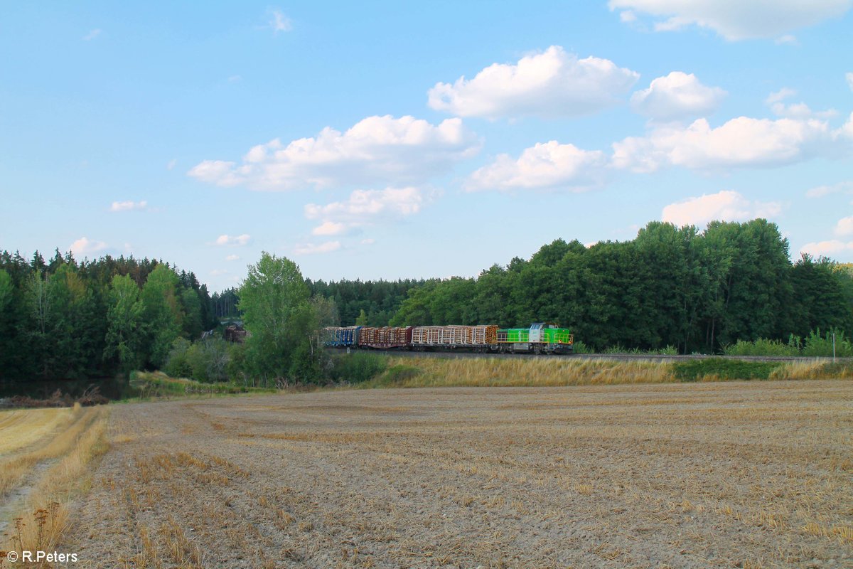 V1700.03 zieht bei Oberteich ein Holzzug von Cheb nach Wiesau. 16.08.18