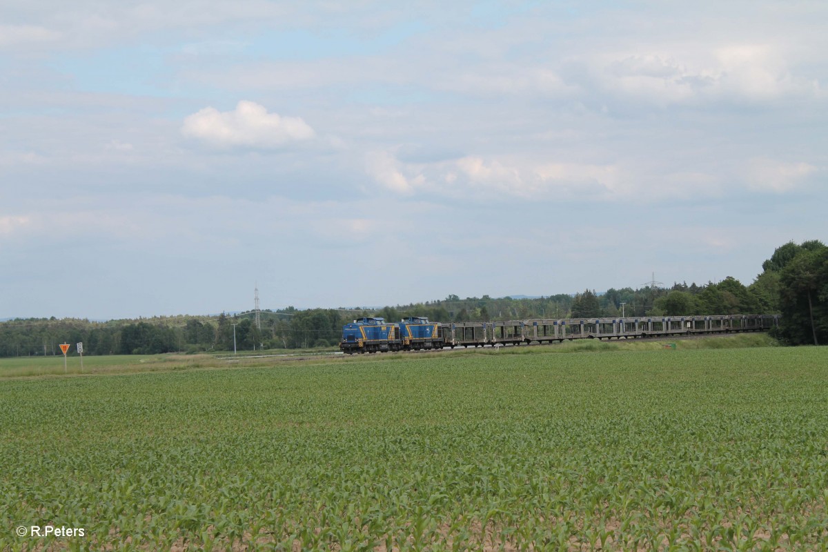 V1702 und V1701 (ex MWB) ziehen ,leer Autozug BLG,ein Furth im Wald Umleiter nach Cheb bei Oberteich. 16.06.15