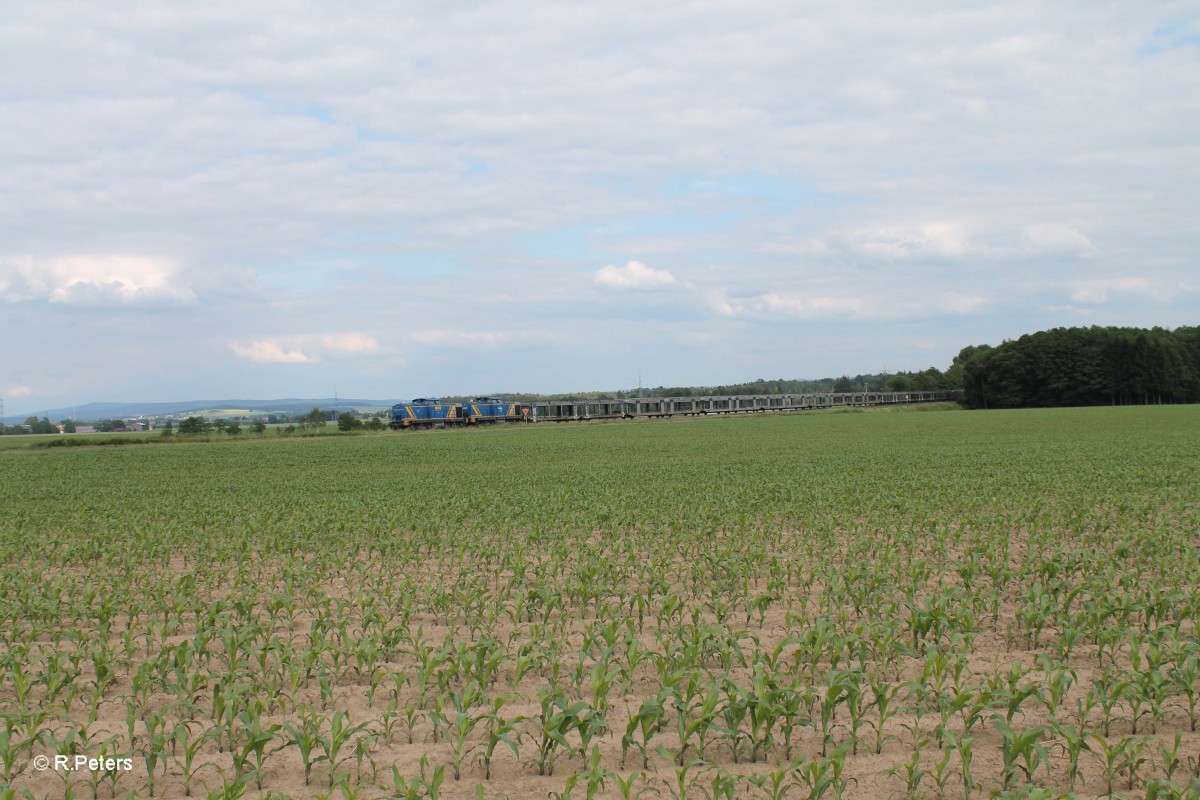 V1702 und V1701 (ex MWB) ziehen ,leer Autozug BLG,ein Furth im Wald Umleiter nach Cheb bei Oberteich. 16.06.15