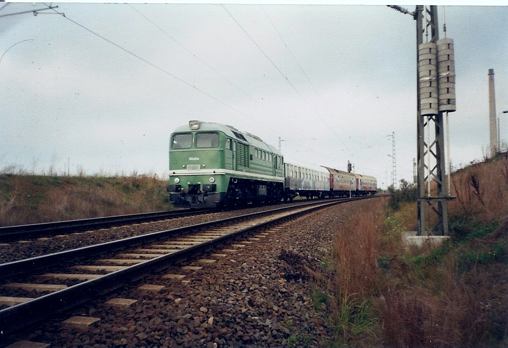 V200 004 auf der Zufahrtsstrecke zum Fährhafen Mukran.