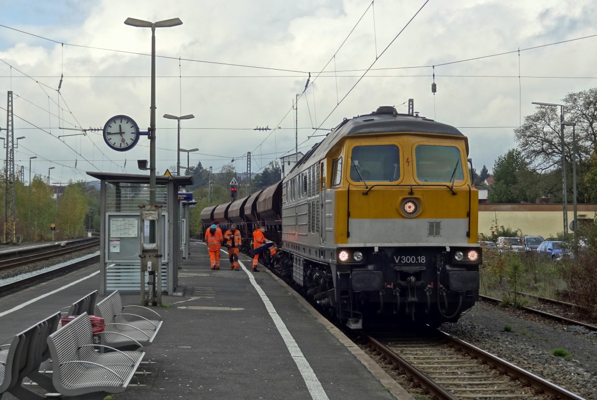 V300.18 stand am 21.10.2014 mit einem Güterzug in Haßfurt.