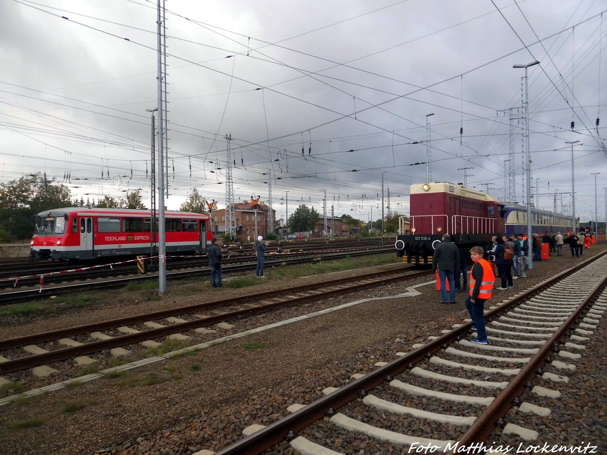 V75 018 (107 018) mit dem SVT 137 234 und 772 342 in Falkenberg/Elster am 9.10.16