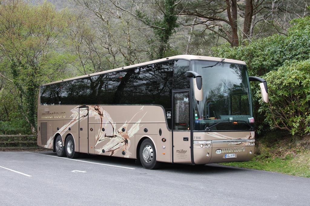 Van Hool T 916 Reisebus am 9.4.2017 in Kuylemore Abbey in Irland.