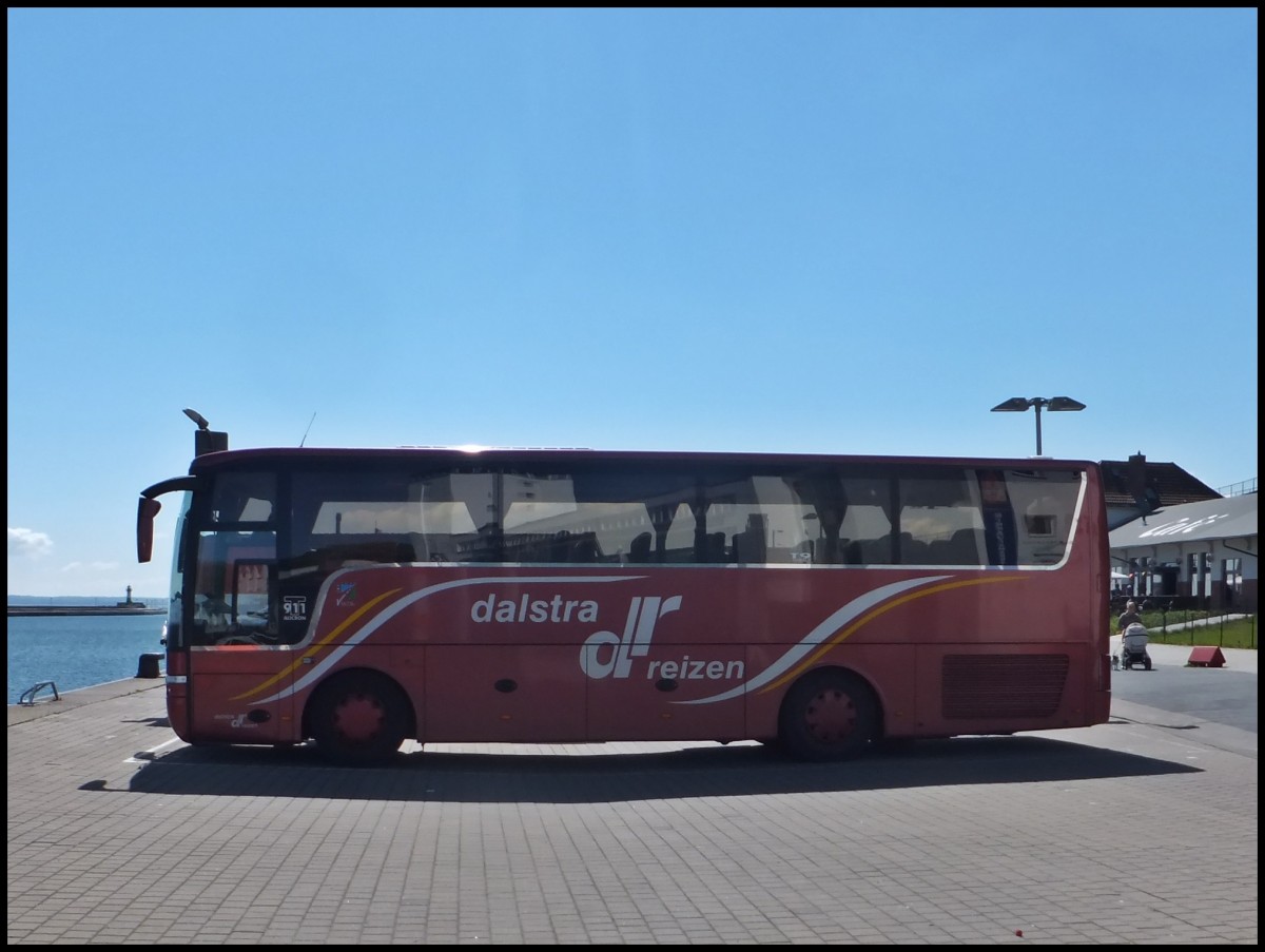 Van Hool T911 von Dalstra Reizen aus den Niederlanden im Stadthafen Sassnitz.