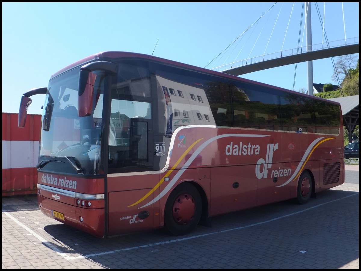 Van Hool T911 von Dalstra Reizen aus den Niederlanden im Stadthafen Sassnitz.