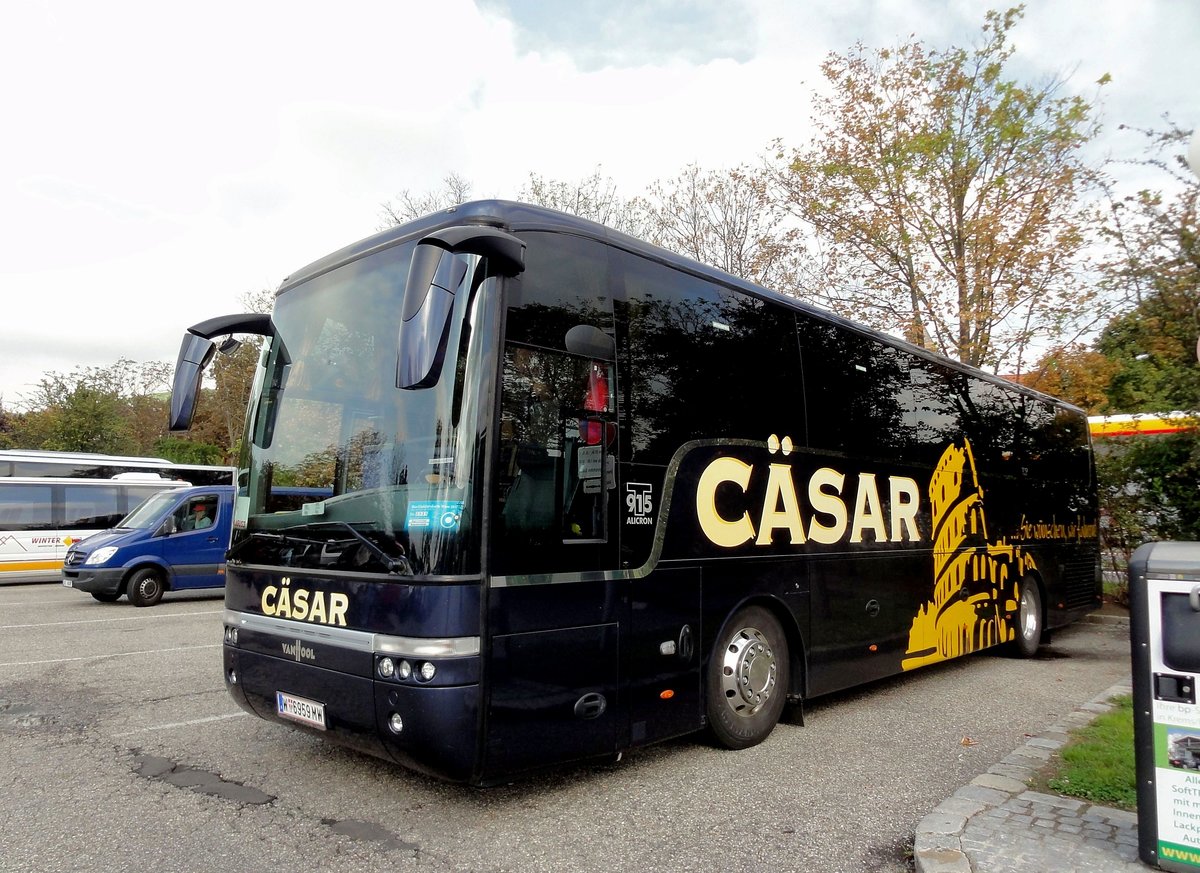 Van Hool T915 Alicron von CÄSAR Reisen aus Wien in Krems gesehen.