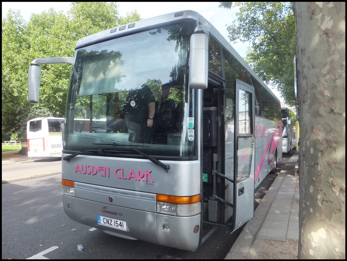 Van Hool T915 von Ausden Clark aus England in London.