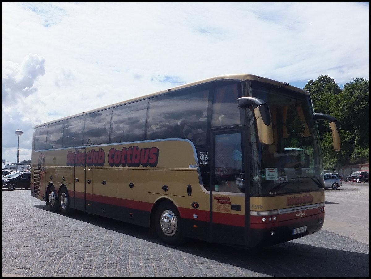 Van Hool T916 vom Reiseclub Cottbus aus Deutschland im Stadthafen Sassnitz. 