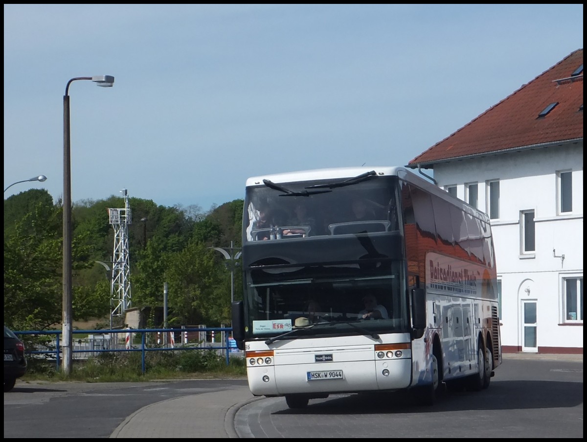 Van Hool T916 vom Reisedienst Theis aus Deutschland im Stadthafen Sassnitz.