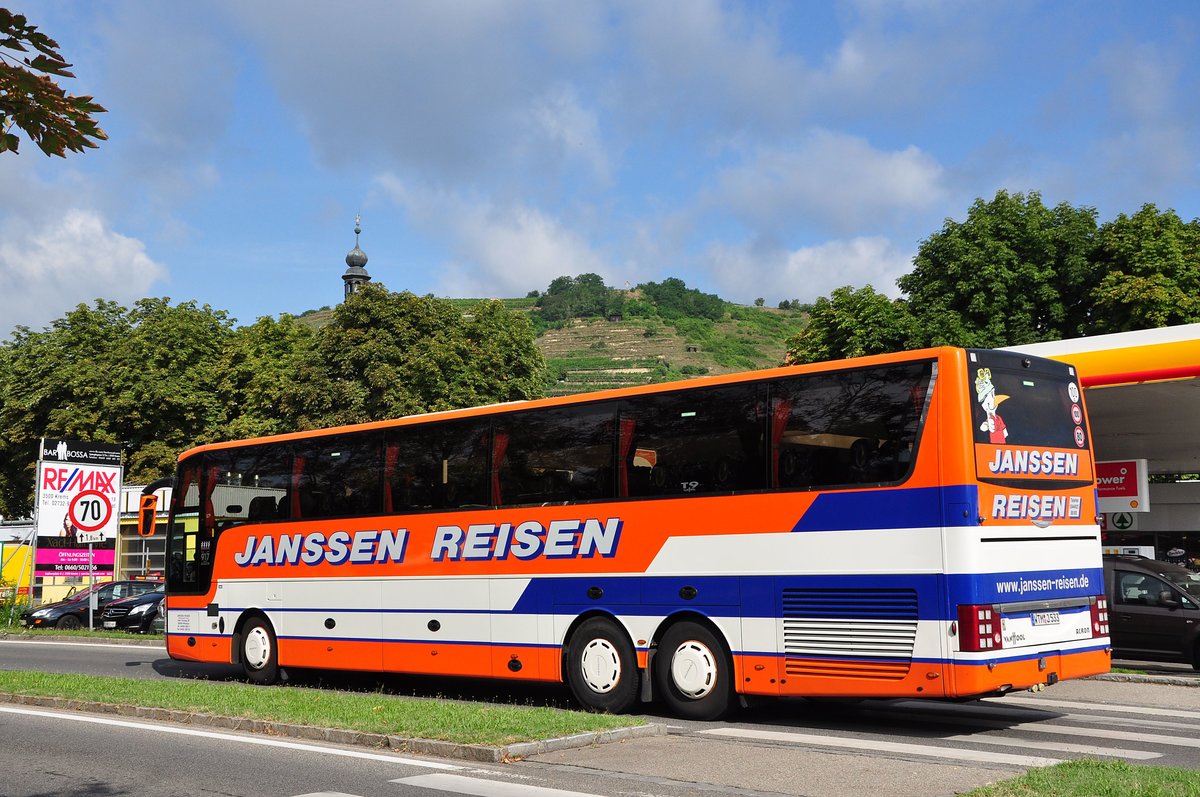 Van Hool T917 Acron von Janssen Reisen aus der BRD in Krems gesehen.