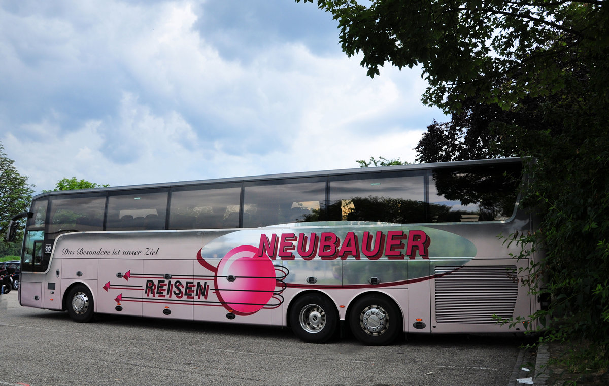 Van Hool T917 Astron von Heuberger Reisen aus Obersterreich in Krems gesehen.