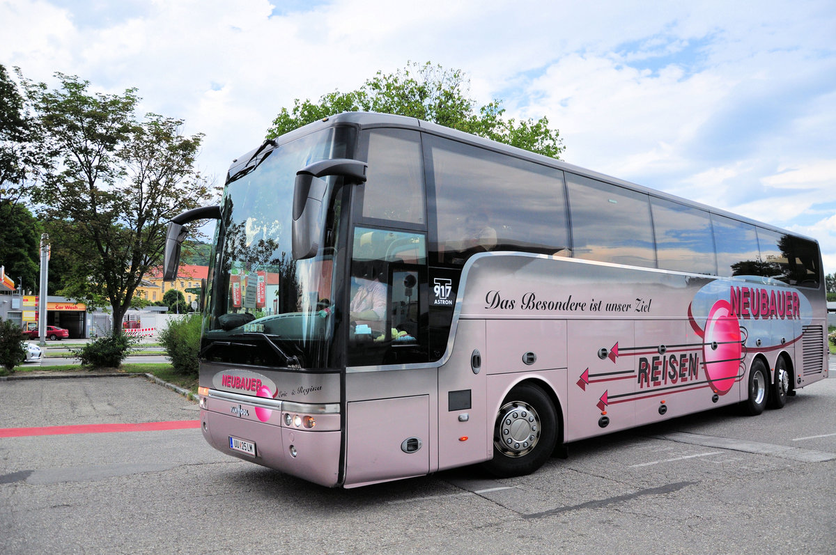 Van Hool T917 Astron von Heuberger Reisen aus Obersterreich in Krems gesehen.