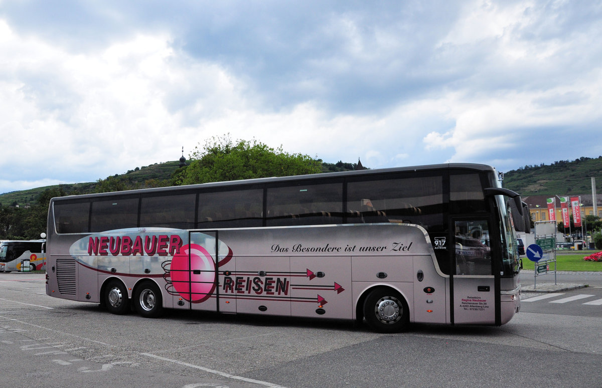 Van Hool T917 Astron von Heuberger Reisen aus Obersterreich in Krems gesehen.