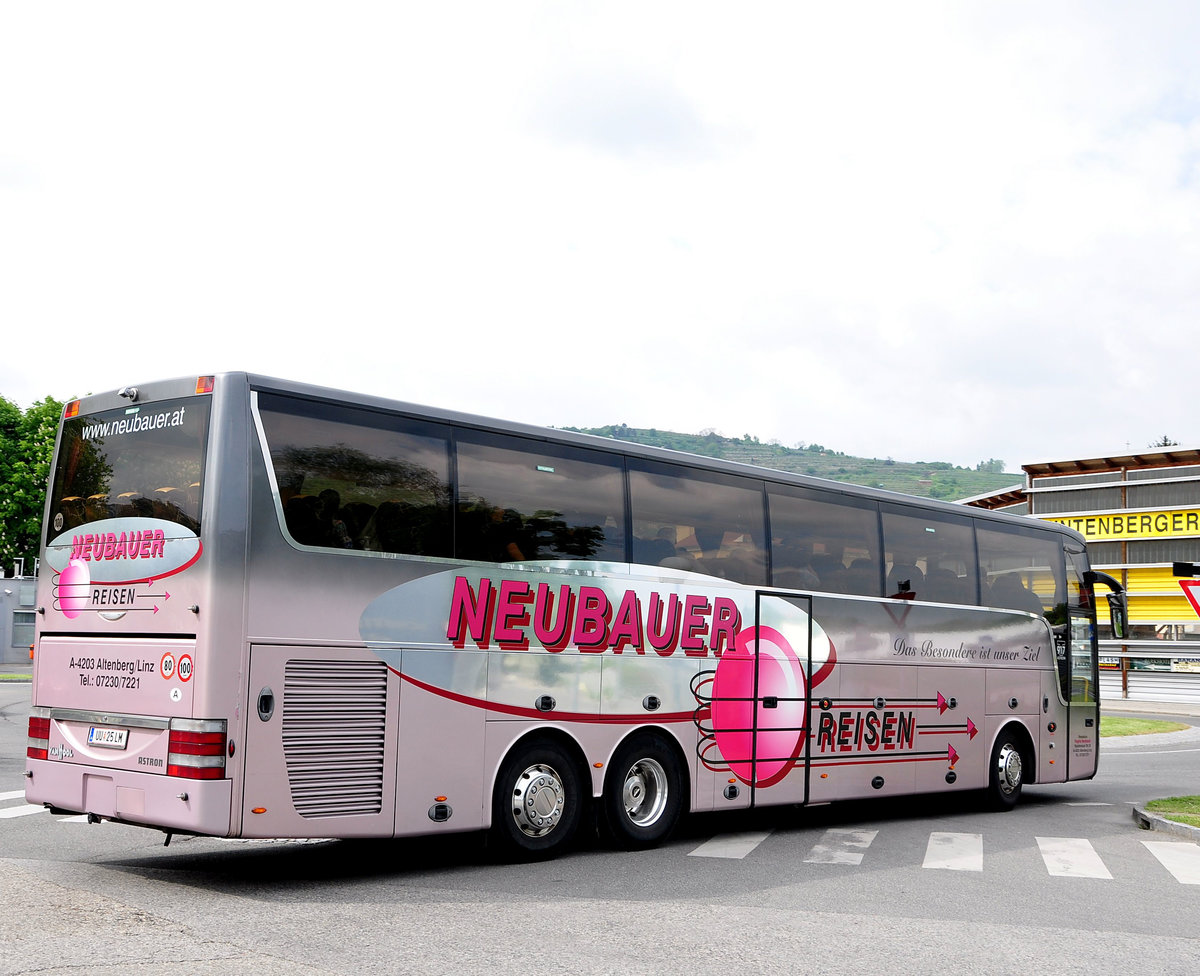 Van Hool T917 Astron von Neubauer Reisen aus sterreich in Krems gesehen.