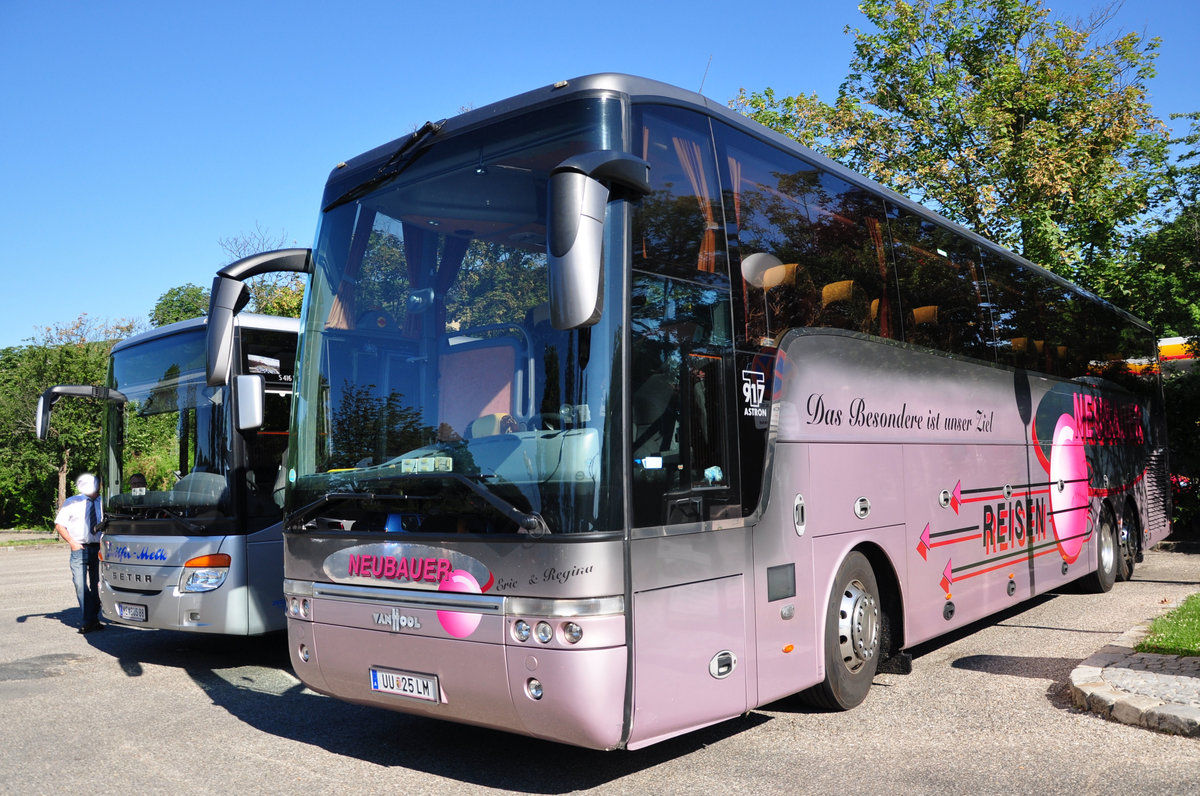 Van Hool T917 Astron von Neubauer Reisen aus Obersterreich in Krems gesehen.