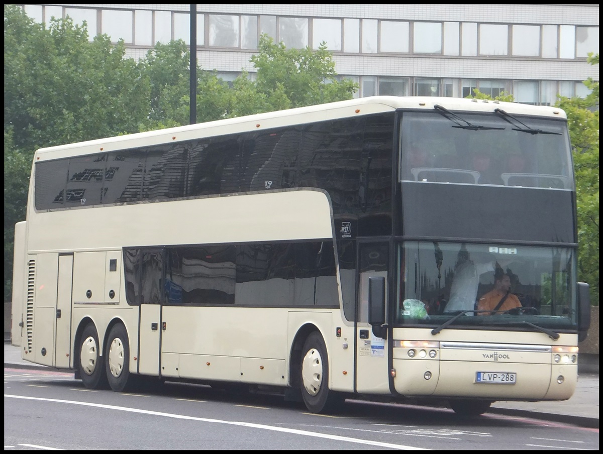 Van Hool TD927 von Contibus aus Ungarn in London.