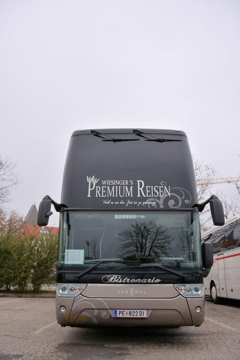 Van Hool TX von WIESINGER Reisen aus Obersterreich 2017 in Krems gesehen.