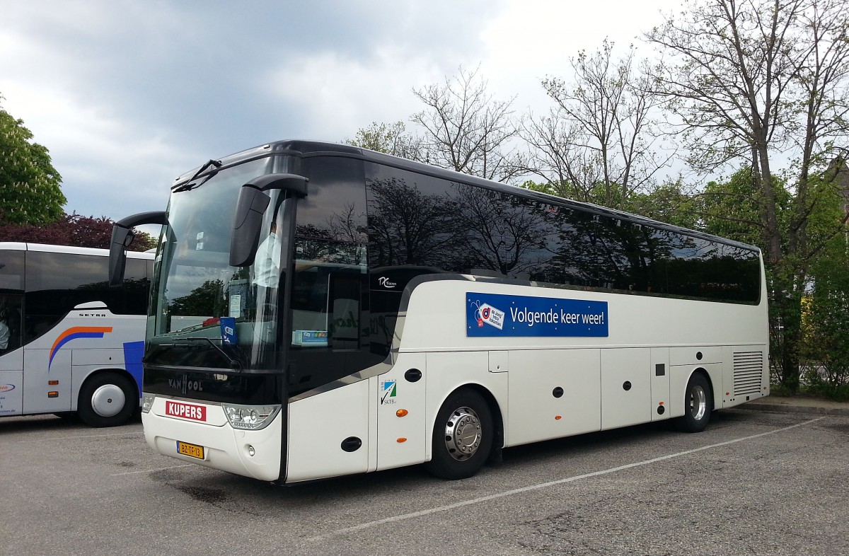 VAN HOOL TX15 Acron aus den NL am 23.4.2014 in Krems.