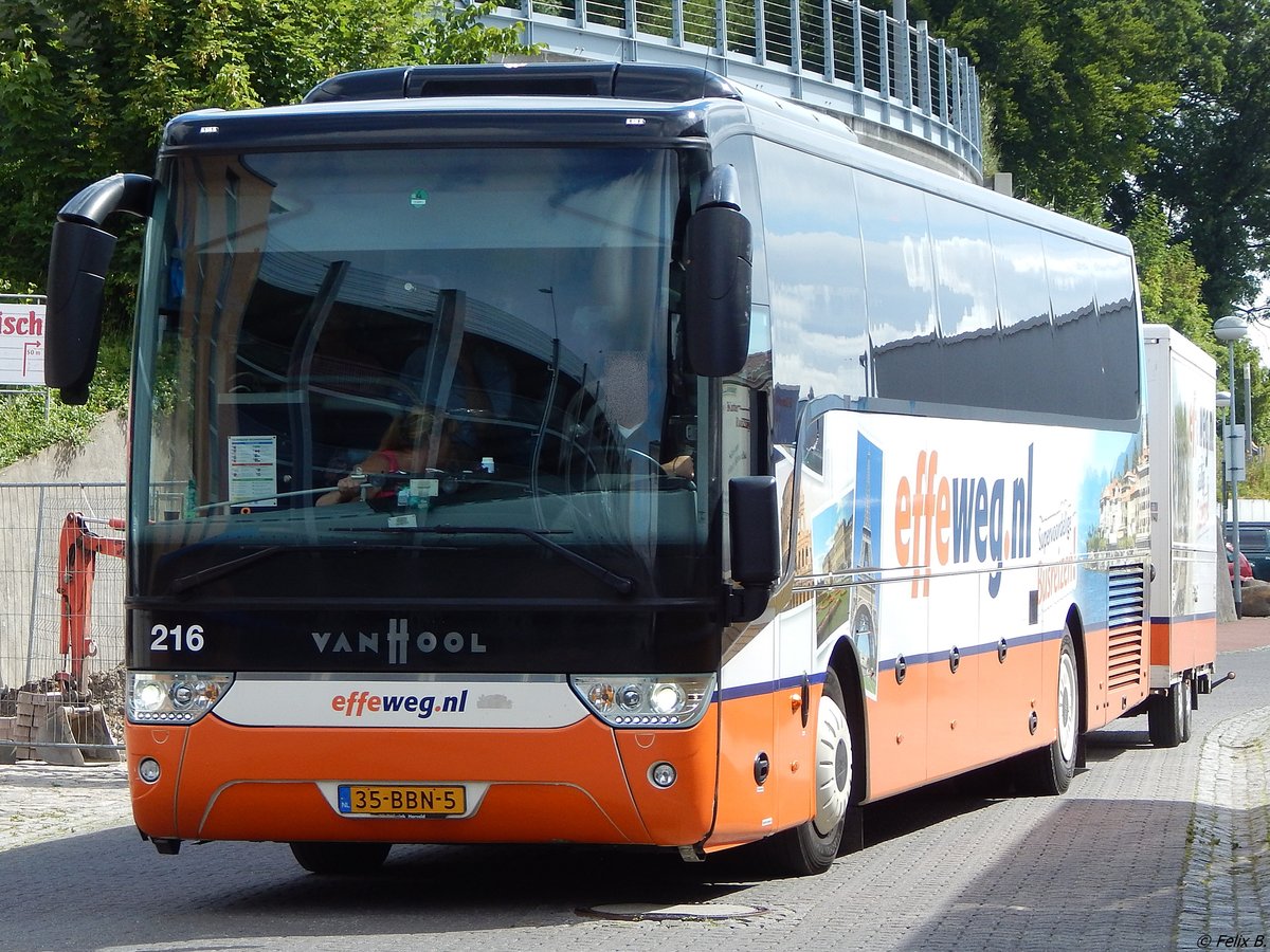 Van Hool TX16 von effeweg.nl aus den Niederlanden mit Anhänger im Stadthafen Sassnitz. 