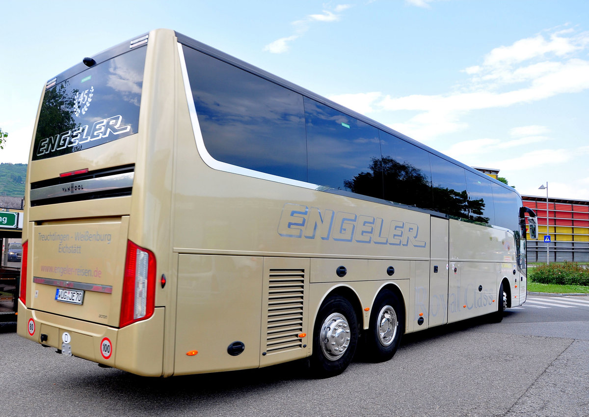 Van Hool TX16acron von Engeler Reisen aus der BRD in Krems gesehen.