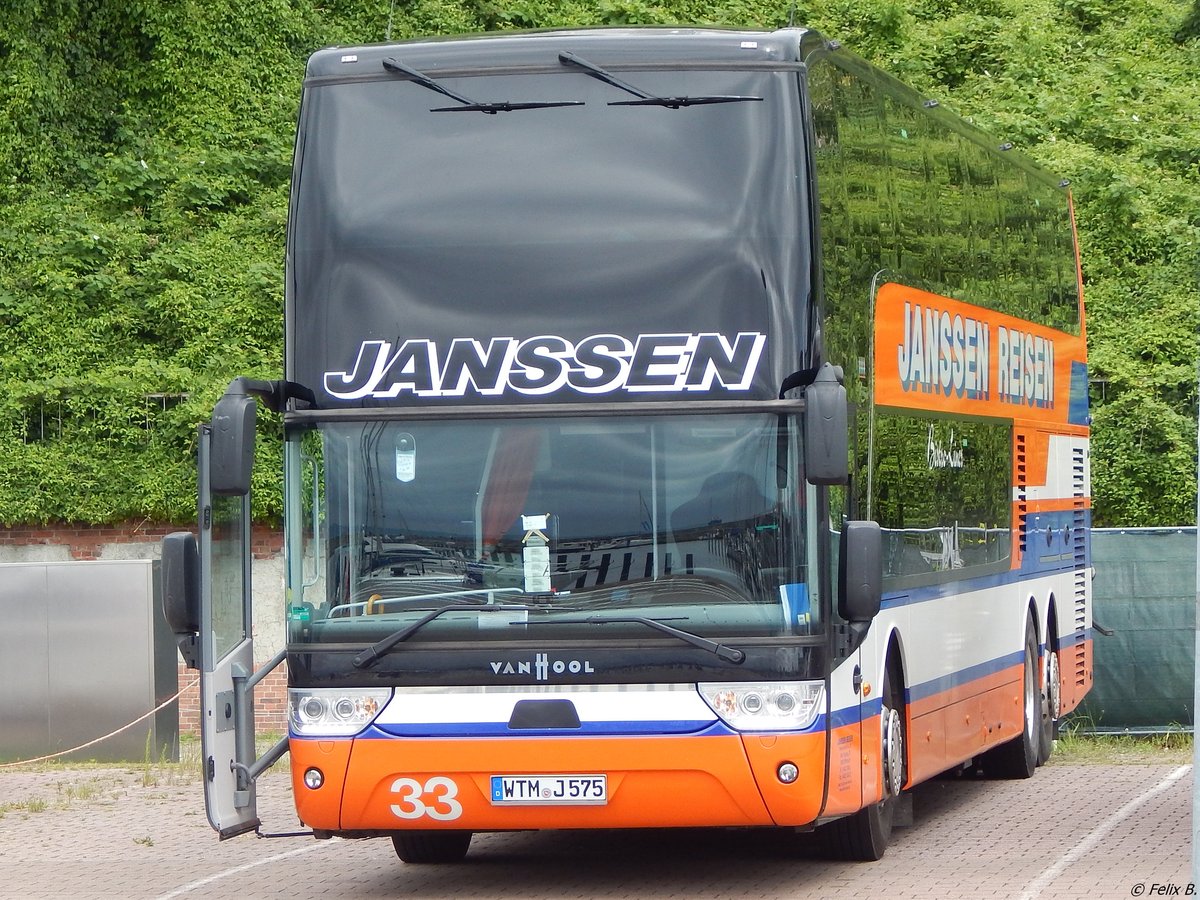 Van Hool TX27 von Janssen Reisen aus Deutschland im Stadthafen Sassnitz.