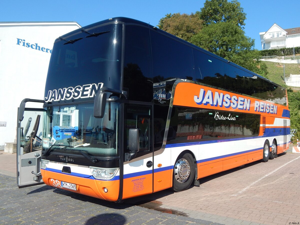 Van Hool TX27 von Janssen Reisen aus Deutschland im Stadthafen Sassnitz. 