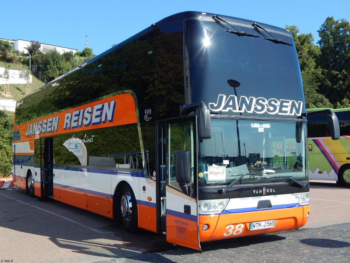 Van Hool TX27 von Janssen Reisen aus Deutschland im Stadthafen Sassnitz.