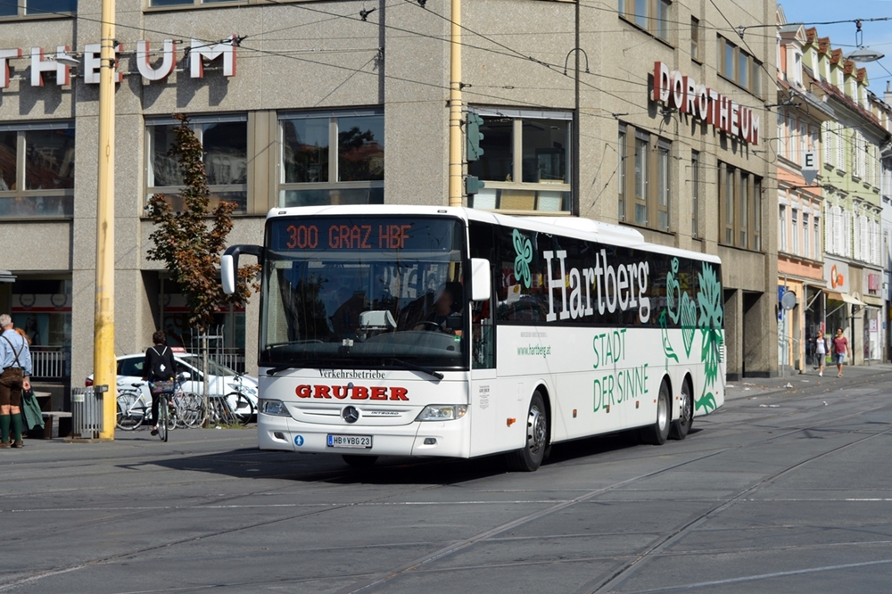 VB Gruber Mercedes Integro mit Hartberg - Stadt der Sinne Werbung als Linie 300 am Jakominiplatz, 20.09.2015
