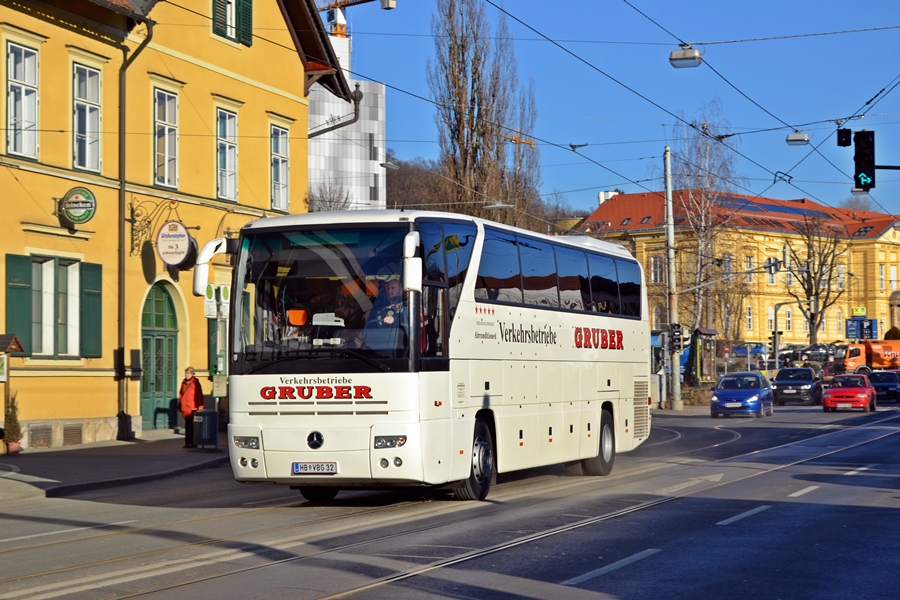 VB Gruber Mercedes O 350 SHD bei der Haltestelle St. Leonhard LKH.
