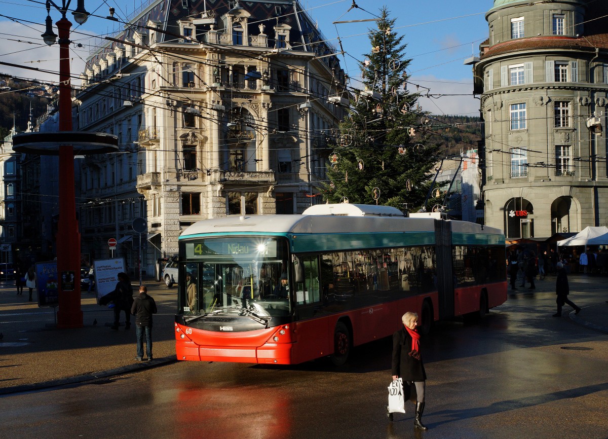 VB: In der Stadt Biel wurde der Strassenbahnbetrieb der im Jahre 1877 eröffnet und 1948 still gelegt wurde, durch Trolleybusse ersetzt, die noch heute auf den Linien 1 und 4 verkehren. Am 28. November 2015 wurde der HESS-Trolleybus Nummer 60 der neusten Generation auf dem Zentralplatz Biel verewigt. Der Weihnachtsbaum ist geschmückt, die Adventszeit kann morgen beginnen. Trolleybusse können auch unter den Bahnen eingestellt werden, da sie dem schweizerischen Eisenbahngesetz unterstehen.
Foto: Walter Ruetsch