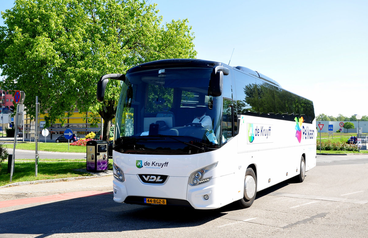 VDL Futura von de Kruyff Reisen den NL in Krems gesehen.