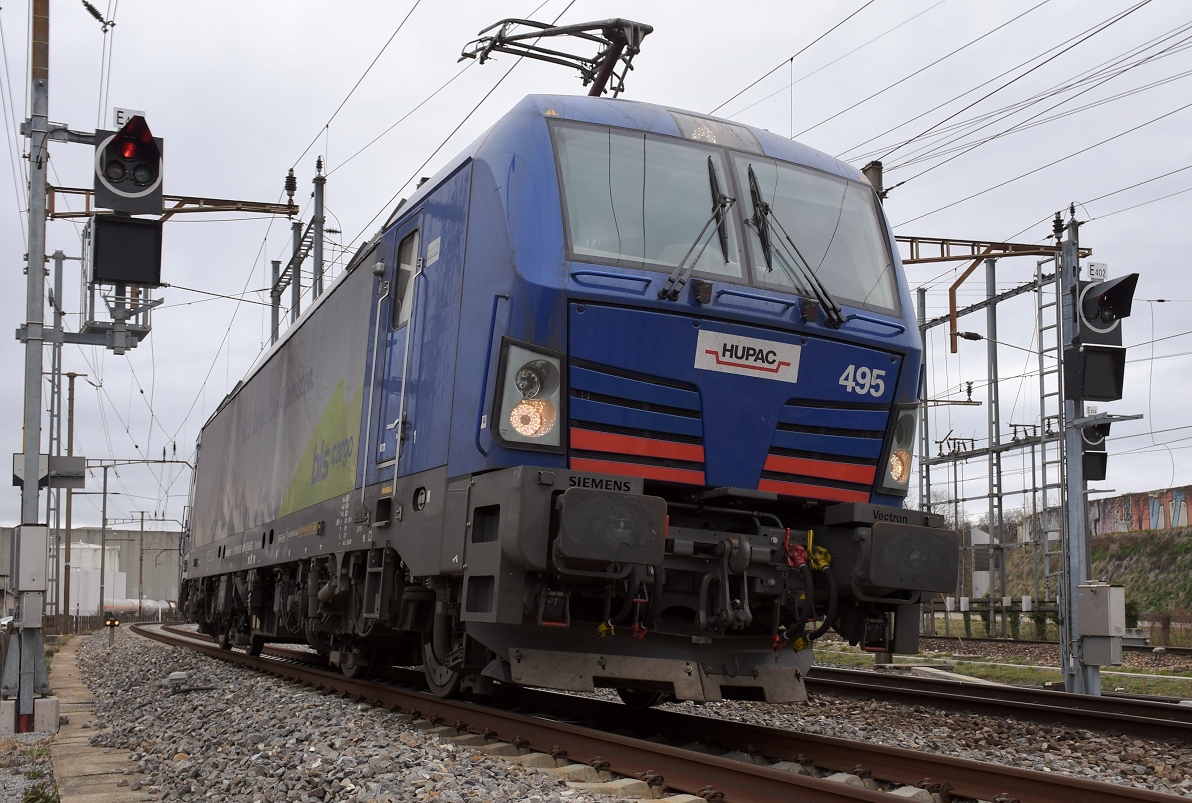 Vectron 193 495 der Hupac ist inzwischen in den Diensten der BLS, auch seitlich mit deren Werbung versehen. Sehr freundlich, das Fahrzeug hier fotogen zu parken, denn auf diesem Gleis fahren sonst ausschließlich Flirt-S-Bahnen durch. Pratteln, März 2019.