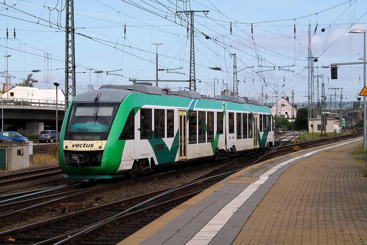 Vectus VT 268 ABp/Bp 648 168-2/668-1 dieselt hier von der Abstellung zum Bahnsteig um später in Doppeltraktion nach Limburg zu fahren. 16.09.2013