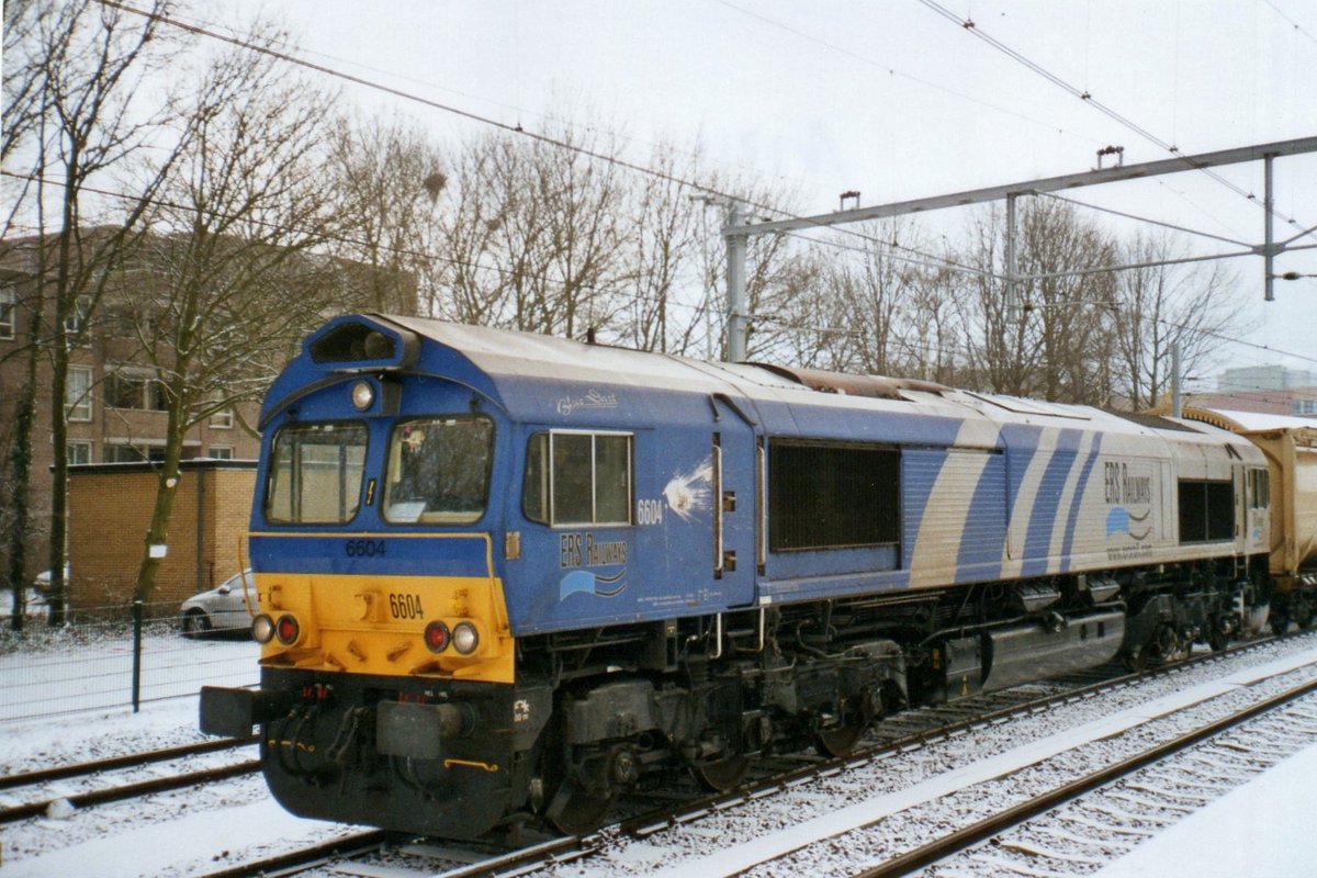 Vergangenheit: ERS 6604 steht ins verschneten 's-Hertogenbosch am 13 Februar 2006. Anfang 2017 ging ERS leider in die Pleite und auch die blau-silbernen Class 66 (6601-6615) wurden entfarbt.