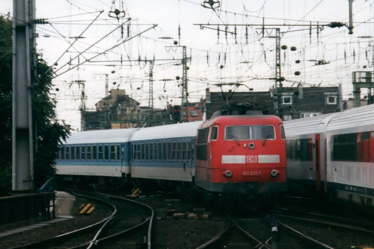 Verkehrsroter 103 233 treft mit ein IR nach Saarbrücken in Köln Hbf ein am 13 April 2001.