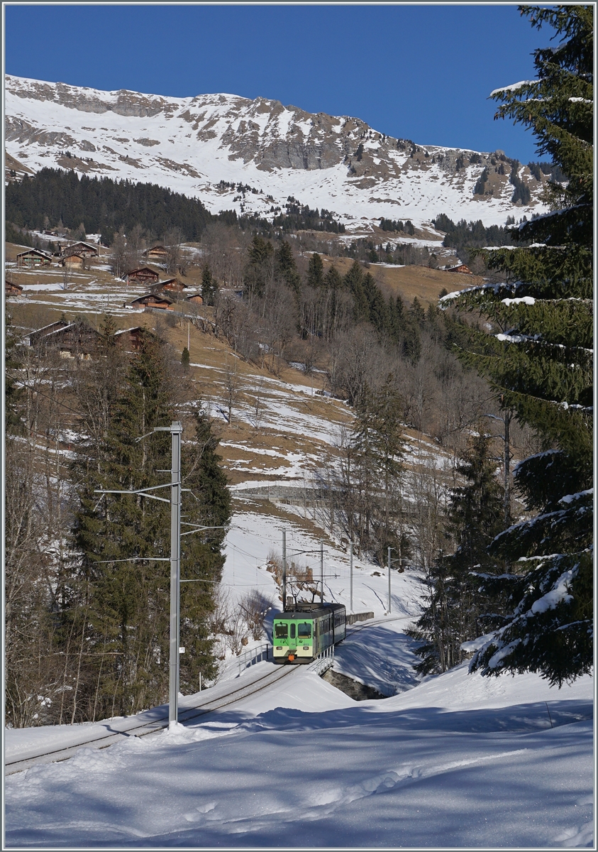 Verkehrte Welt: Während im Tal noch reichlich Schnee liegt, sind die höheren Hänge schon fast Schneefrei. Bei Vers l'Eglise ist der ASD BDe 403 mit seine Bt 431 auf dem Weg nach Les Diablerets. 

25. Jan. 2022