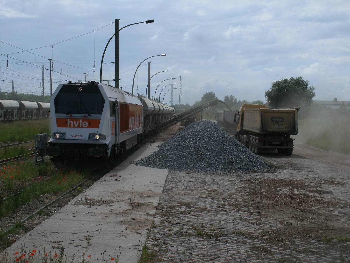 Verladearbeiten auf der Ladestra�e von Bergen/R�gen mit der hvle Maxima V490.3 am 24.Juni 2013.